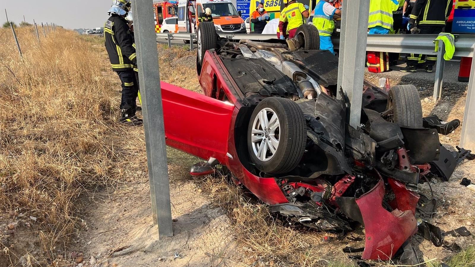 Tres heridos graves al volcar un coche e impactar contra un panel informativo en la A-5