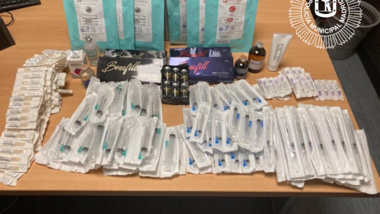 Requisan de un vehículo gran cantidad de medicamentos y material sanitario sin etiquetado ni condiciones