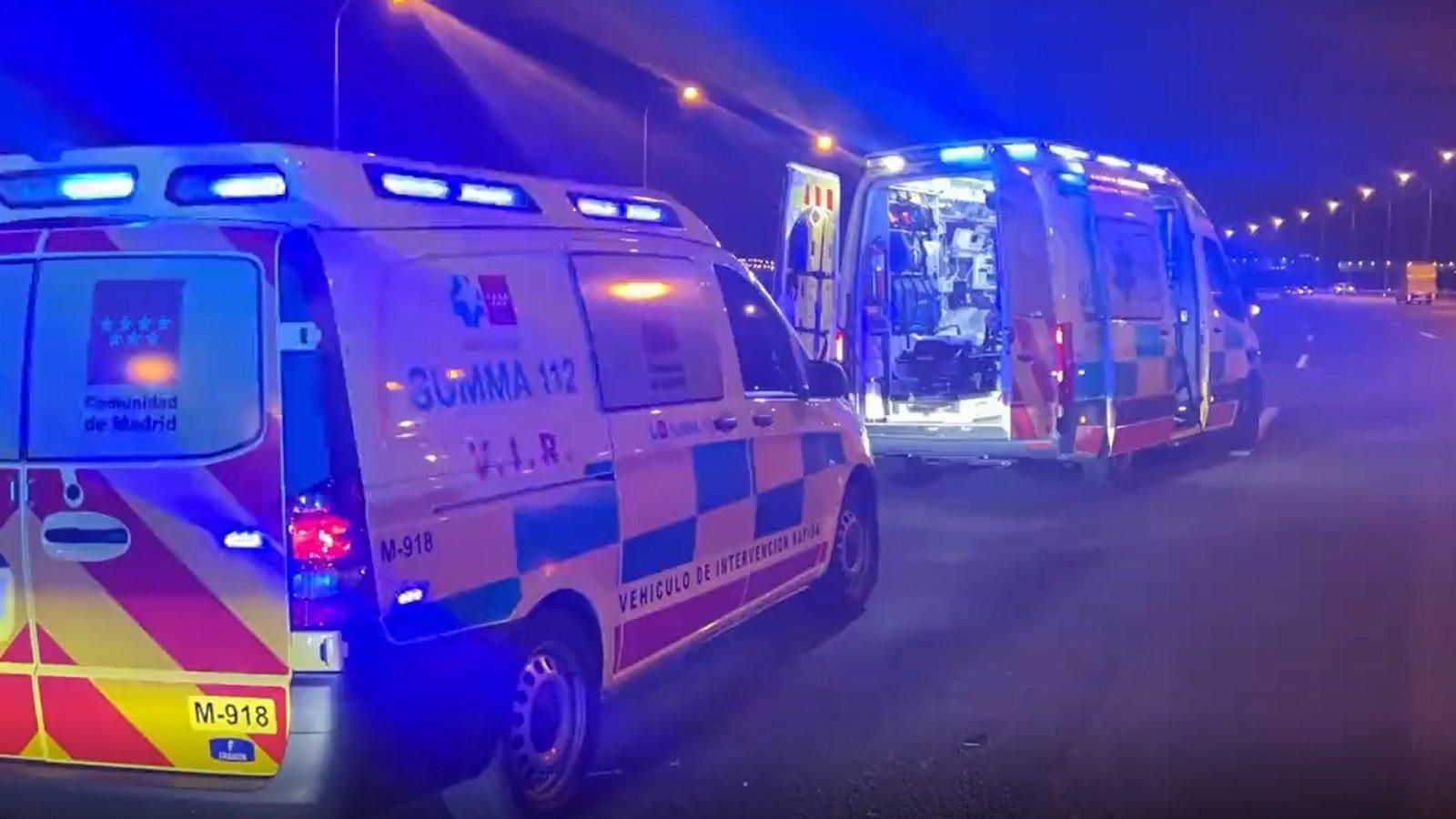 Una motera en estado crítico al chocar contra un quitamiedos de la M-50