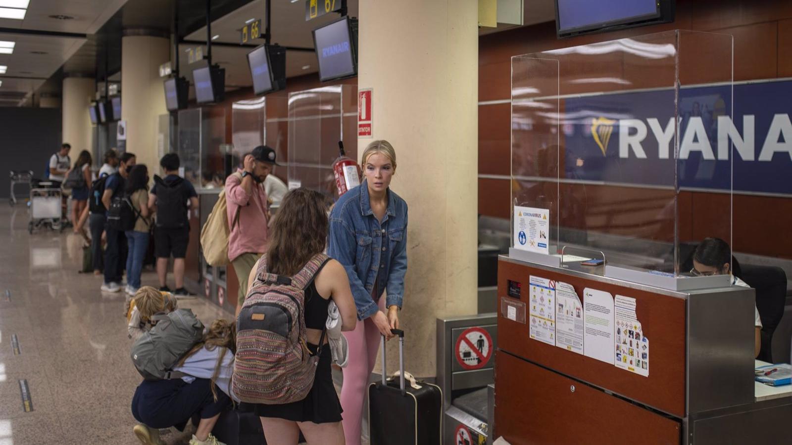 La huelga de tripulantes de Ryanair provoca 127 retrasos este mediodía, 14 en Barajas, pero ninguna cancelación