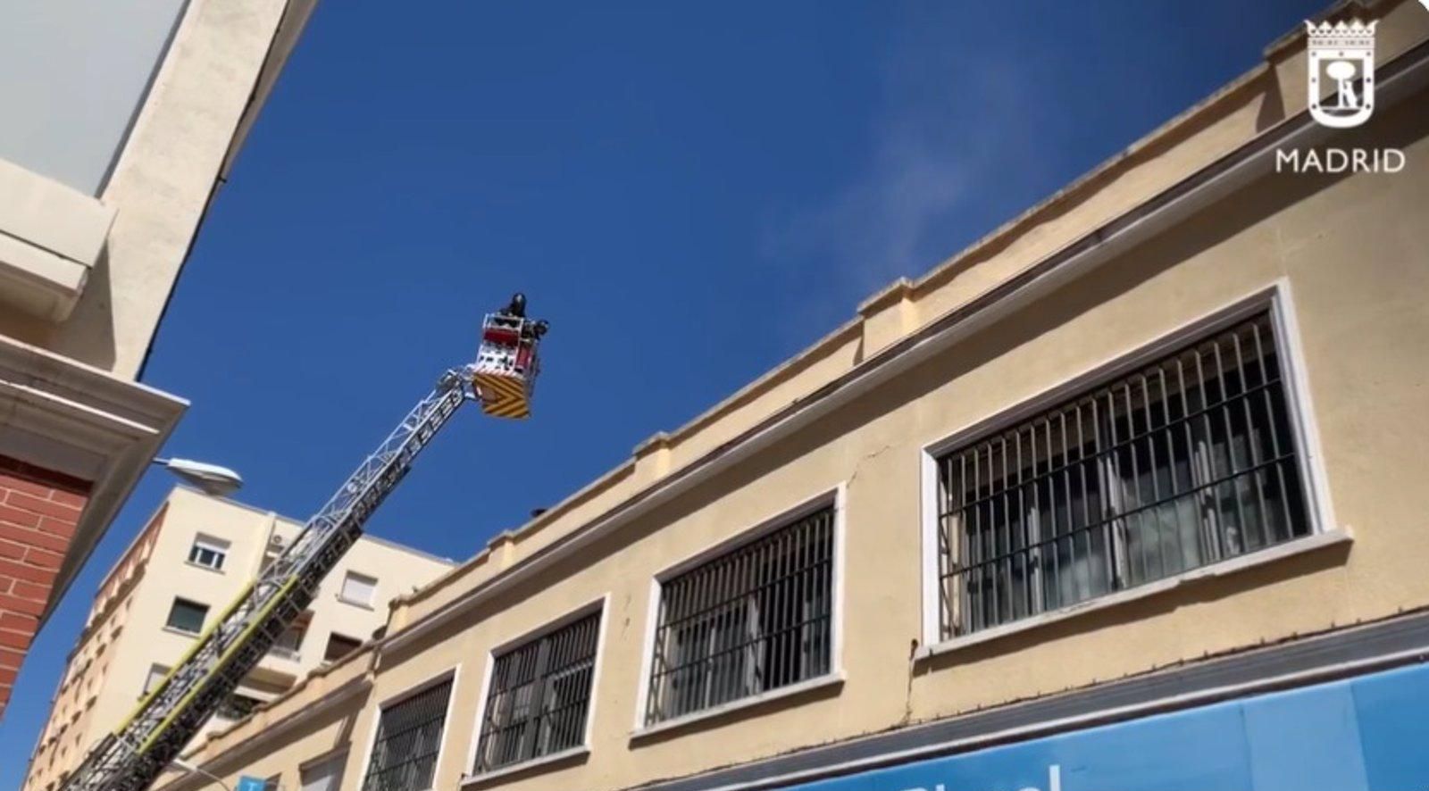 Herido leve un empleado de un taller que se incendió en Chamberí