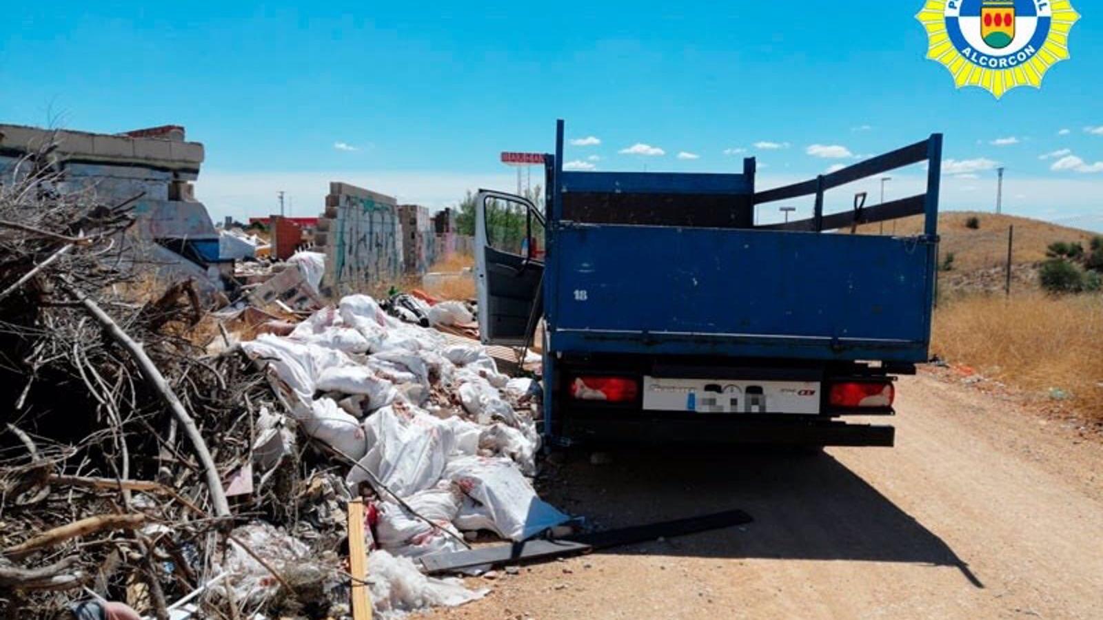 6.000 euros de multa por tirar escombros en zonas no autorizadas en Alcorcón
