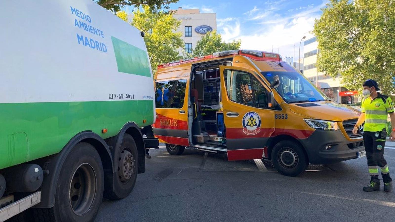 Anciana de 84 años en estado grave tras un atropello por un camión de la limpieza en la calle Alcalá