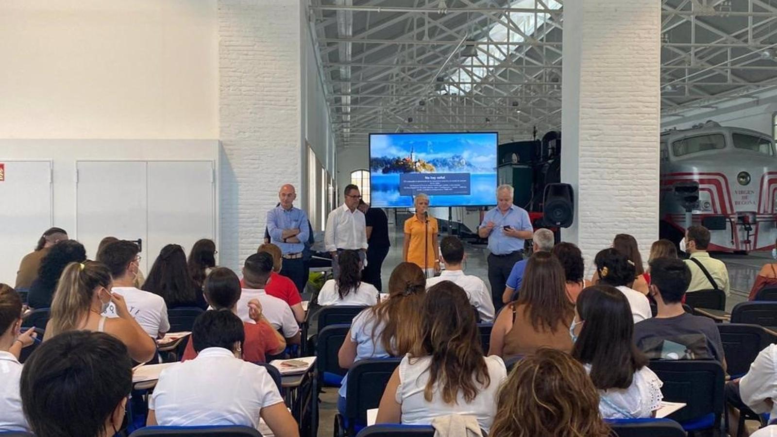 Renfe refuerza el personal de atención al cliente ante la entrada en vigor de los abonos gratis
