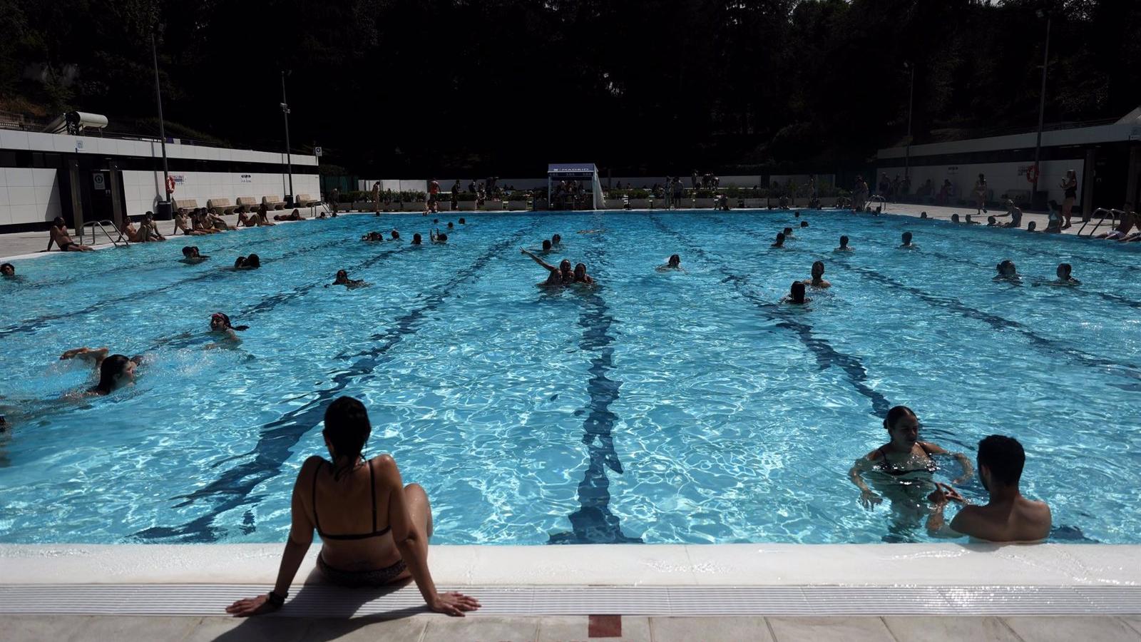 Las piscinas de la ciudad de Madrid vendieron 850.000 entradas en julio, con una ocupación del 76% en el mes más cálido registrado
