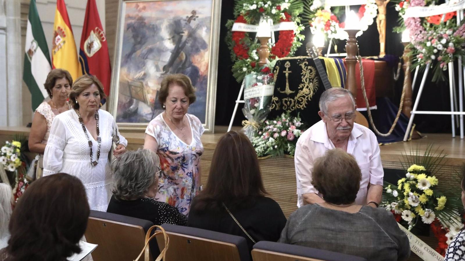 Centenares de vecinos, personalidades y aficionados del mundo del flamenco despiden al "maestro" Manolo Sanlúcar