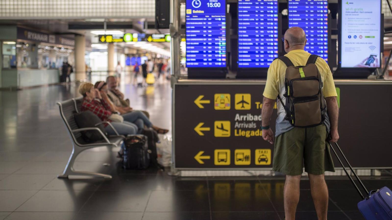 Las huelgas de tripulantes de Iberia Express y Ryanair dejan 180 retrasos y seis cancelaciones este martes