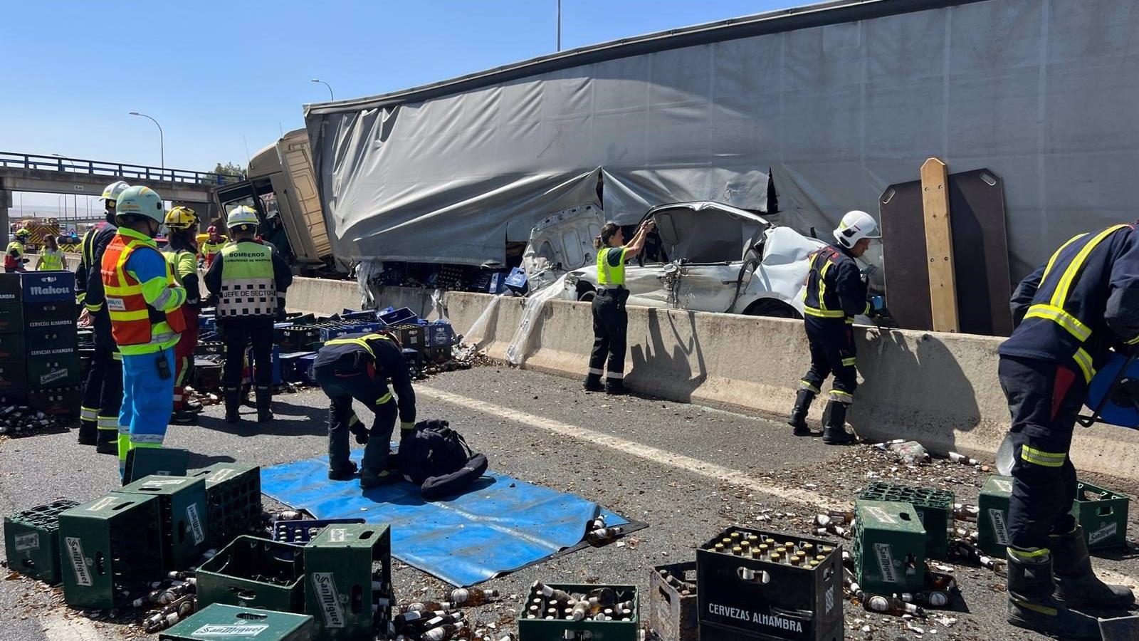 Un camión de cervezas pierde el control y choca contra un coche en la A-4, resultando herida una conductora