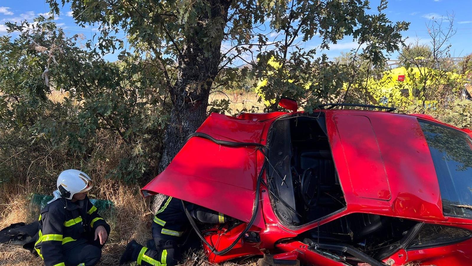 Herido grave un conductor de 79 años al empotrar su coche contra un árbol en Miraflores de la Sierra