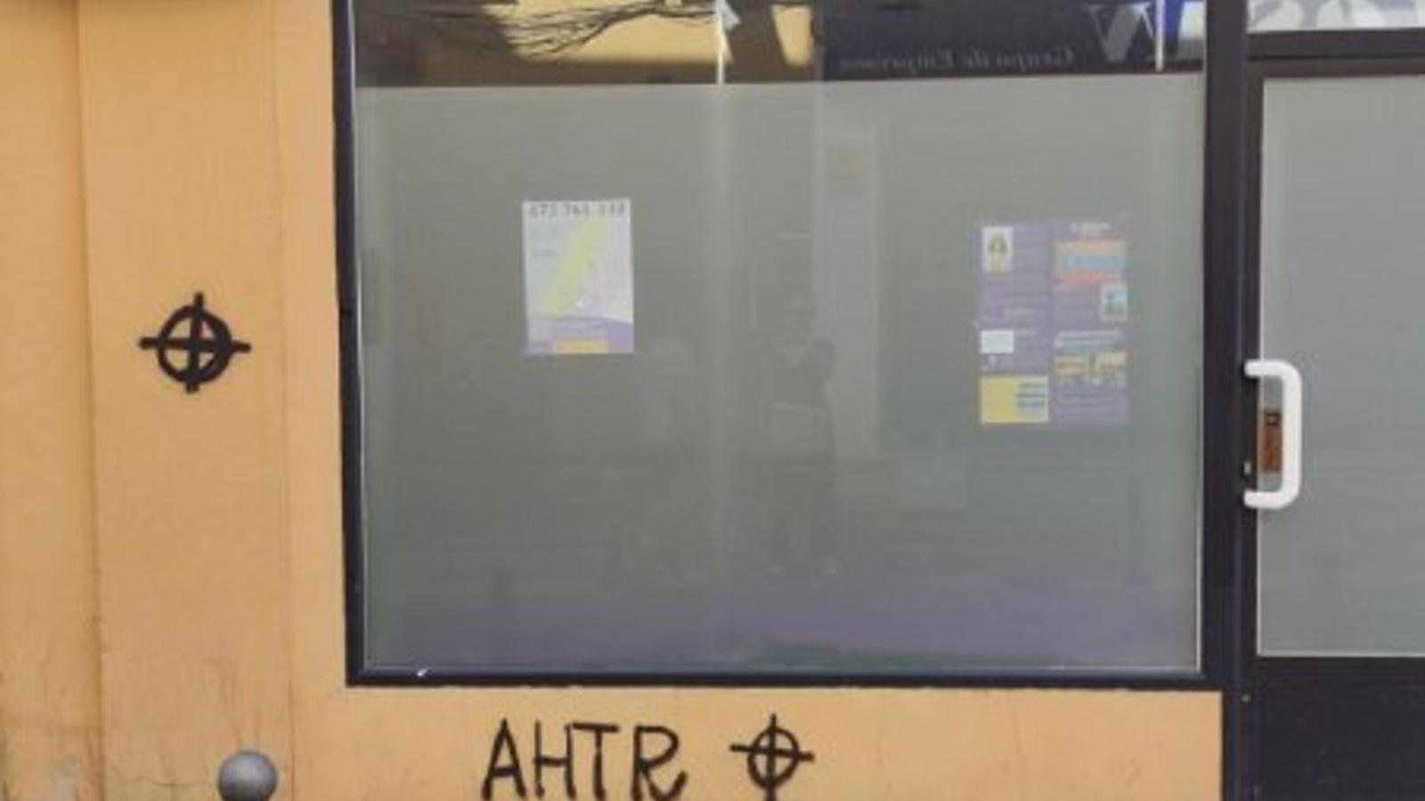 Atacan con pintadas nazis la sede local de Podemos en Torrejón