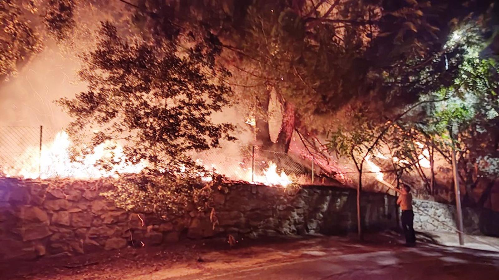  Extinguidos dos incendios forestales en Torrelodones provocados por las chispas de un tren de mercancías
