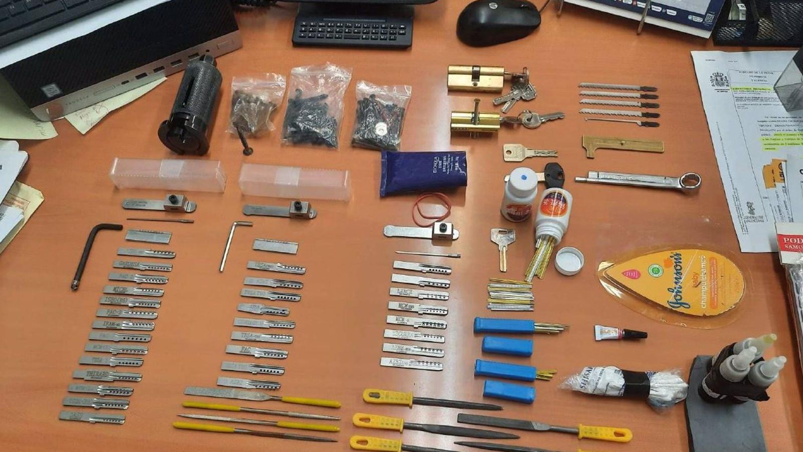  Desarticulada una banda por robos con fuerza en cinco provincias tras ser sorprendidos asaltando una vivienda