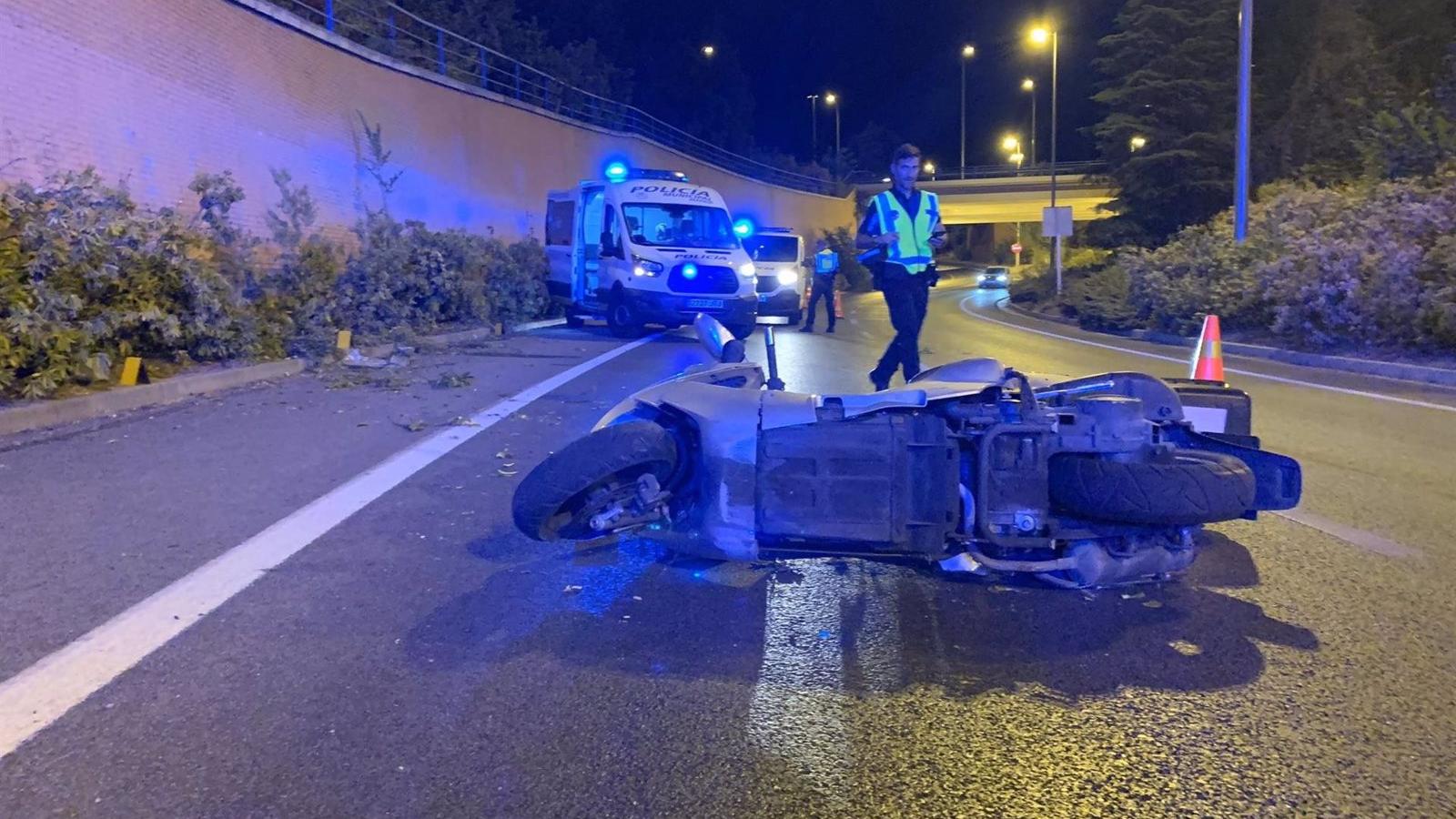 Herido grave un motero de 33 años que salió despedido contra un muro en la M-30