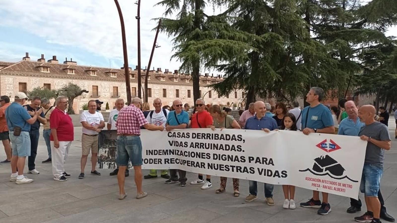 Las familias afectadas por las obras de la línea 7B de Metro se concentran ante la Asamblea exigiendo soluciones