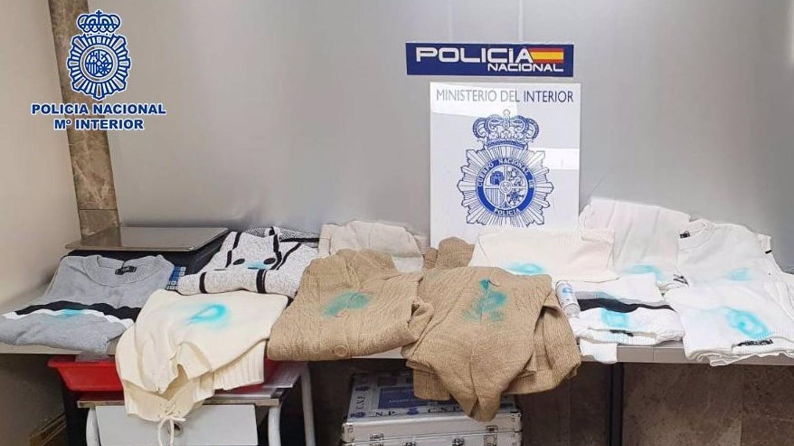  Detenido un pasajero en Barajas que llevaba 17 prendas impregnadas en cocaína