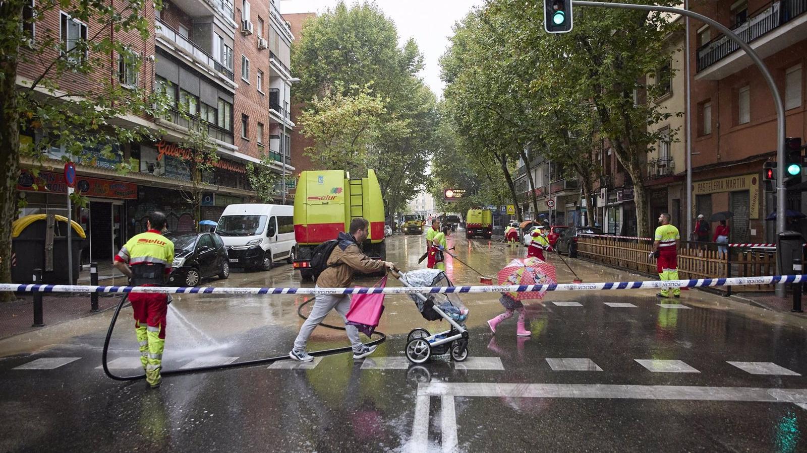 La rotura de una tubería en Marqués de Vadillo vierte seis millones de litros de agua en Calle 30