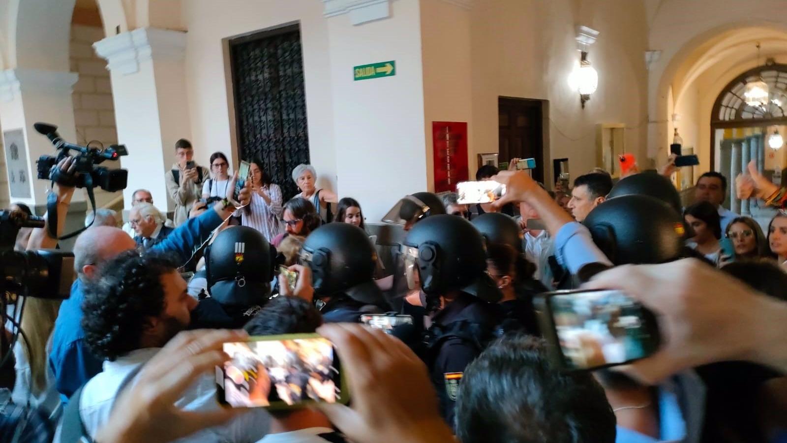 Vox y sus diputados se solidarizan en redes con Olona y culpan a la "extrema izquierda" del escrache en la Universidad