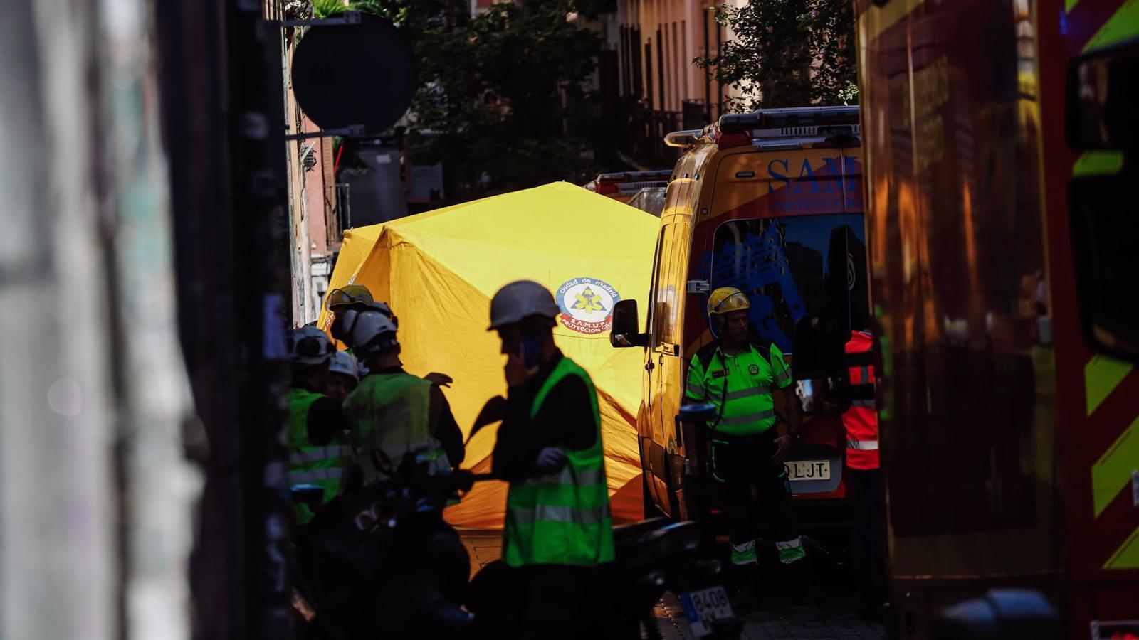 Vecino del edificio de la explosión de Malasaña: "Pensé que había estallado un camión contra la fachada"
