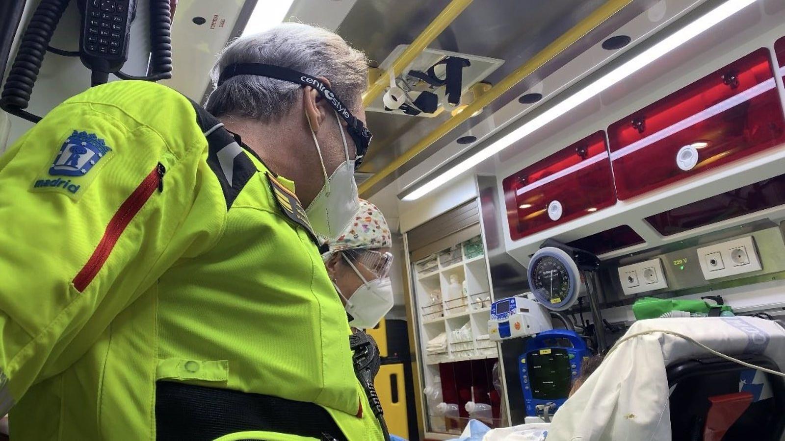 Una mujer da a luz a una niña de camino al hospital en Puente de Vallecas
