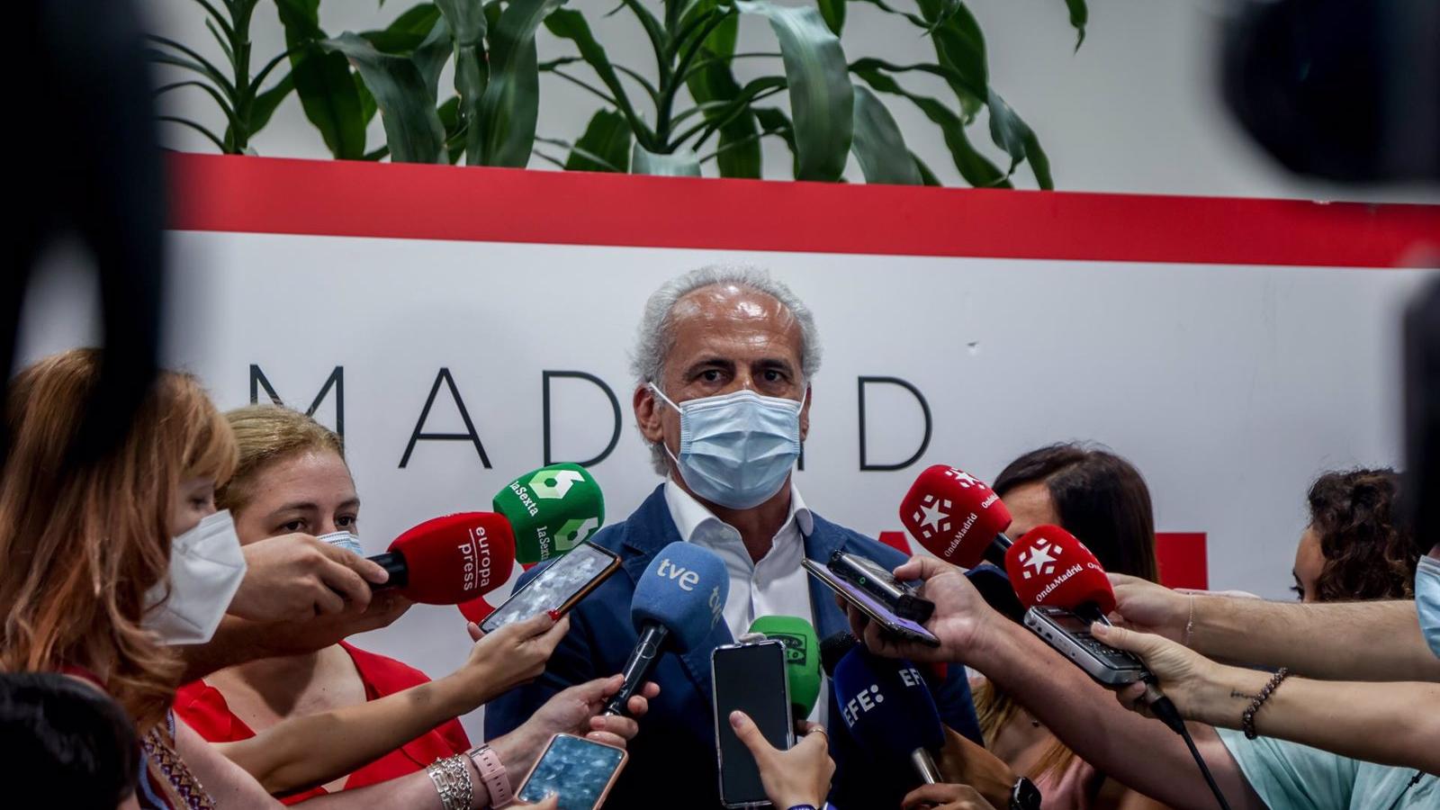 Escudero insiste en que "no tiene sentido" mantener la mascarilla en el transporte público 