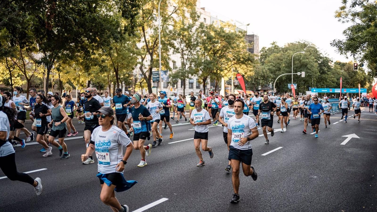 Más de 10.000 atletas participan en la emblemática carrera popular Madrid corre por Madrid