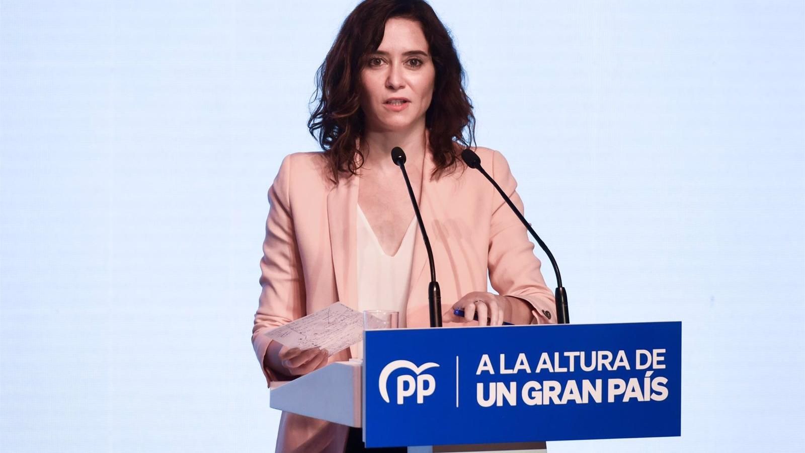 Ayuso celebra la "brillante" victoria de la selección española de baloncesto tras colgarse el oro