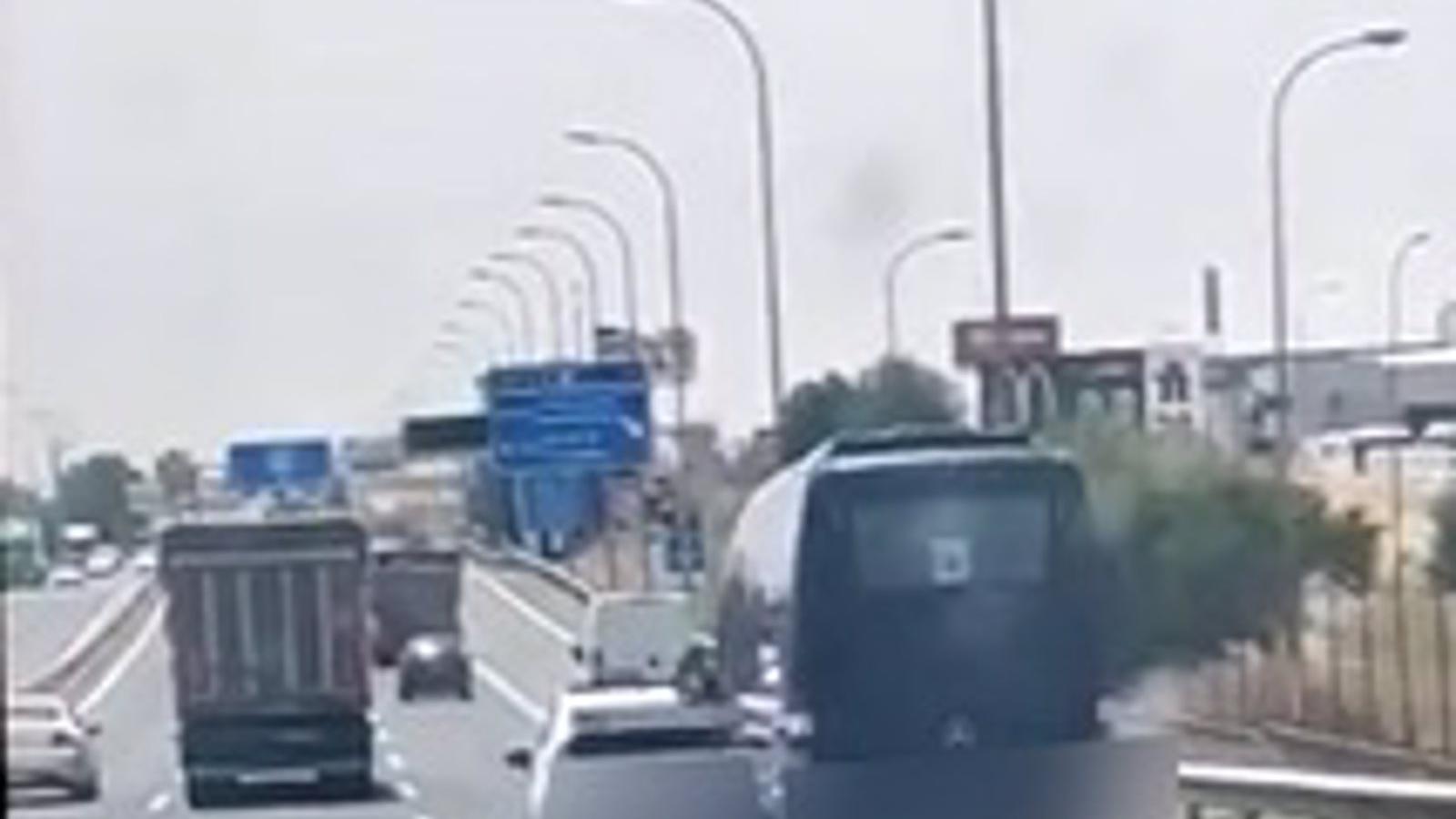  Investigados los conductores de un microbús y un coche que se picaron en la carretera y acabaron colisionando