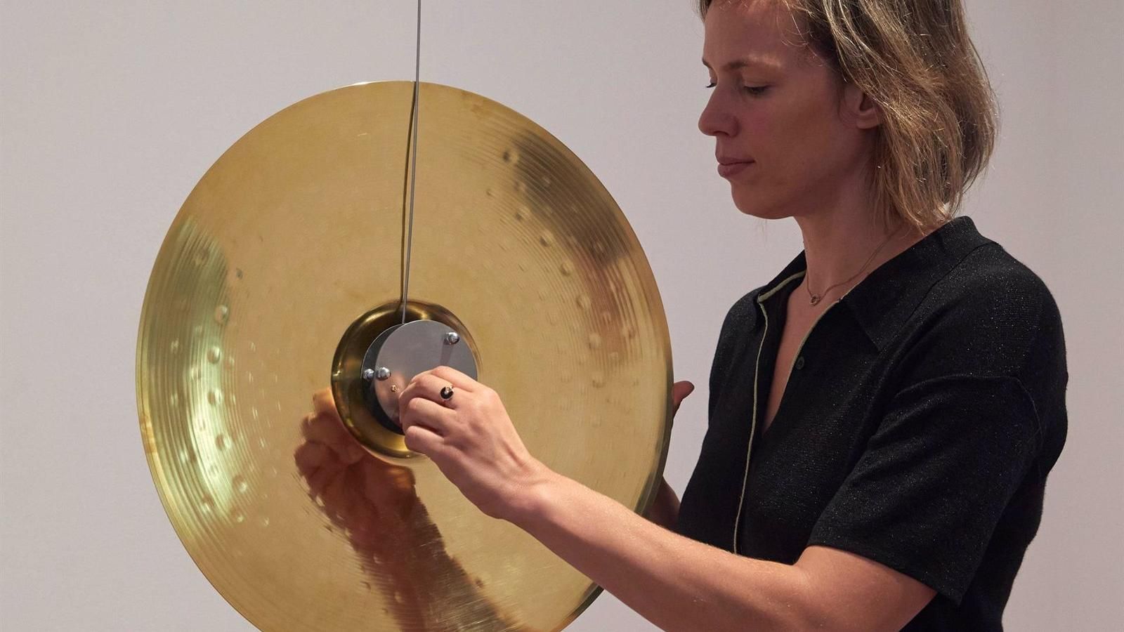 El Reina Sofía invita a experimentar la ciencia e ilusiones del siglo XVI en 'Magia natural' de Leonor Serrano Rivas