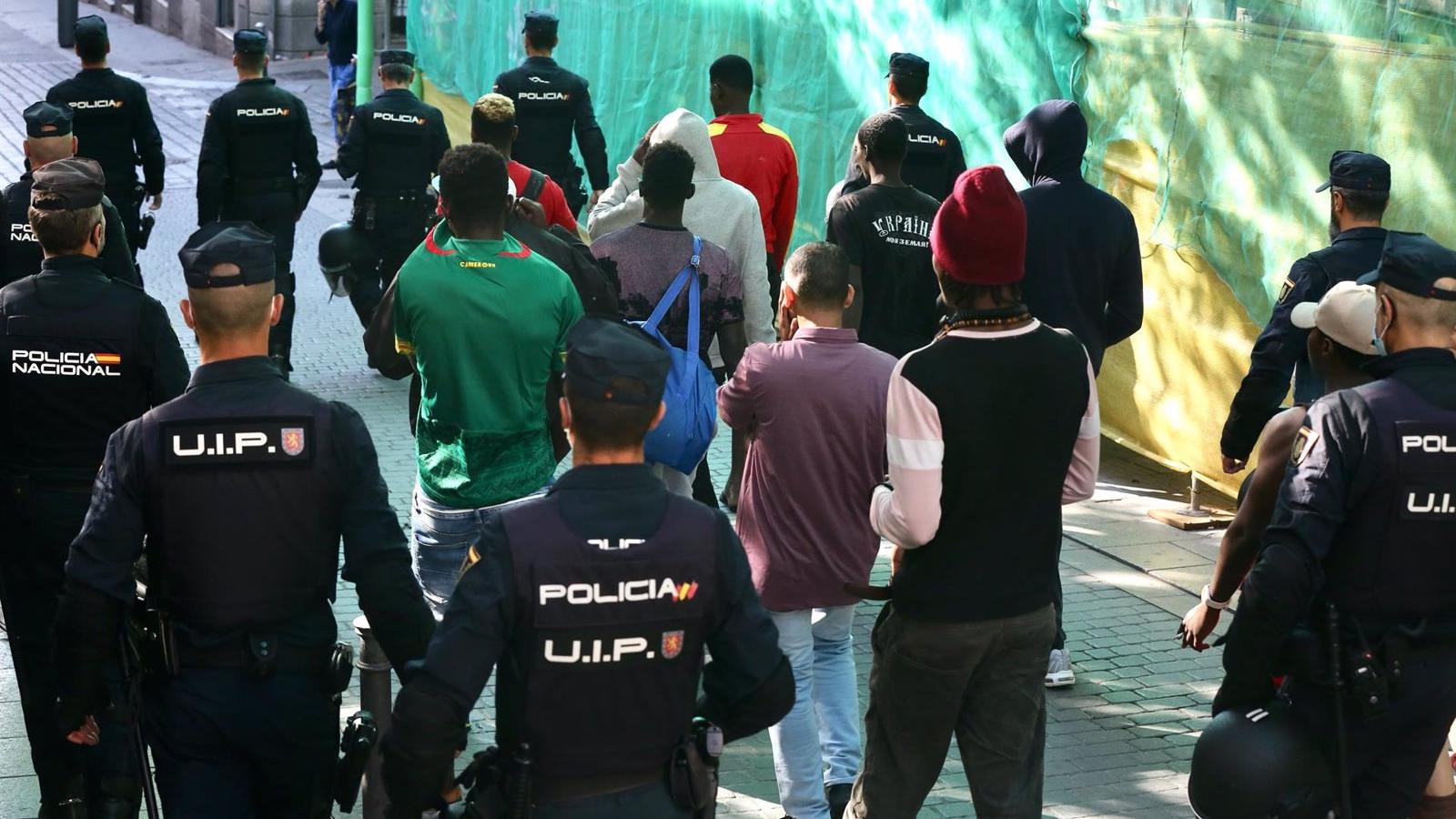  Dos detenidos en el desalojo de 70 personas en 'La Quimera'