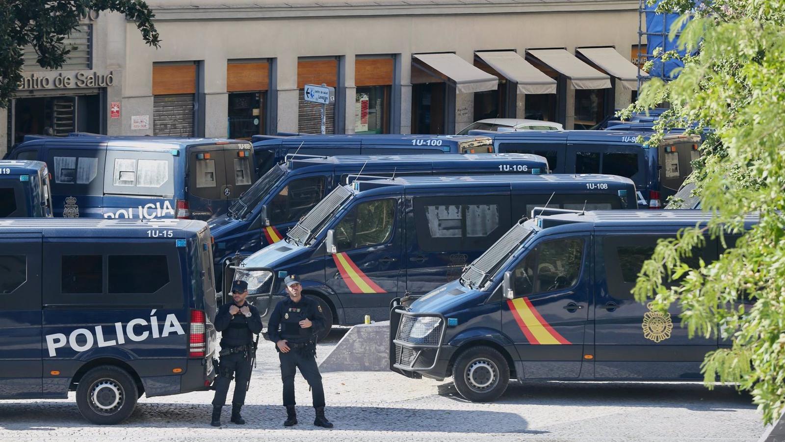  La Policía custodia el edificio desalojado en Lavapiés para evitar una reokupación