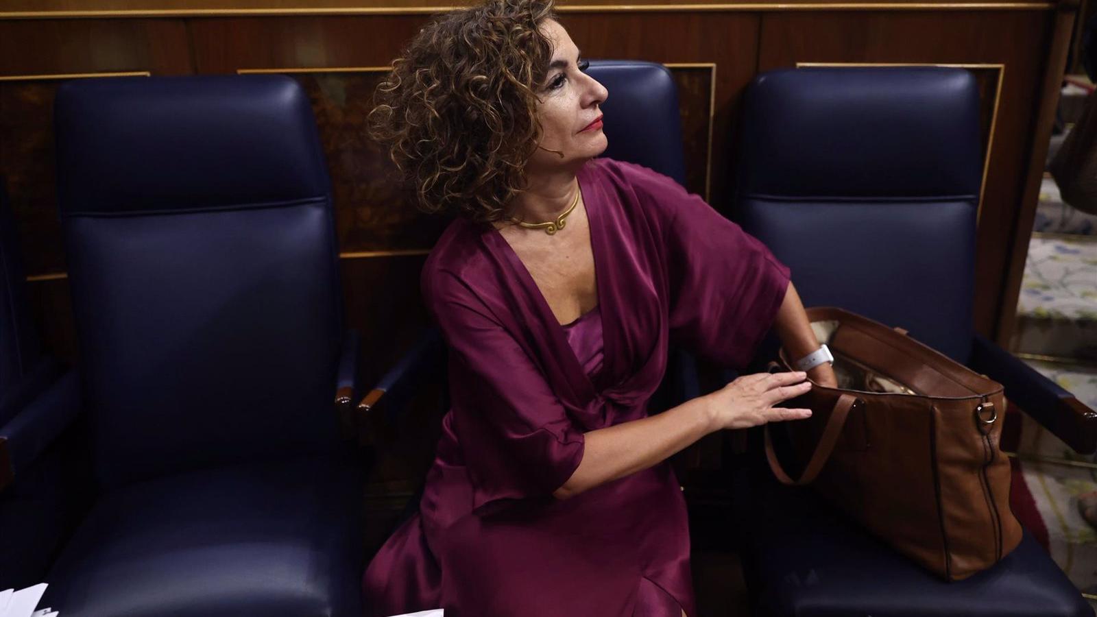 Montero anuncia un gravamen a las grandes fortunas temporal y aplicable desde 2023