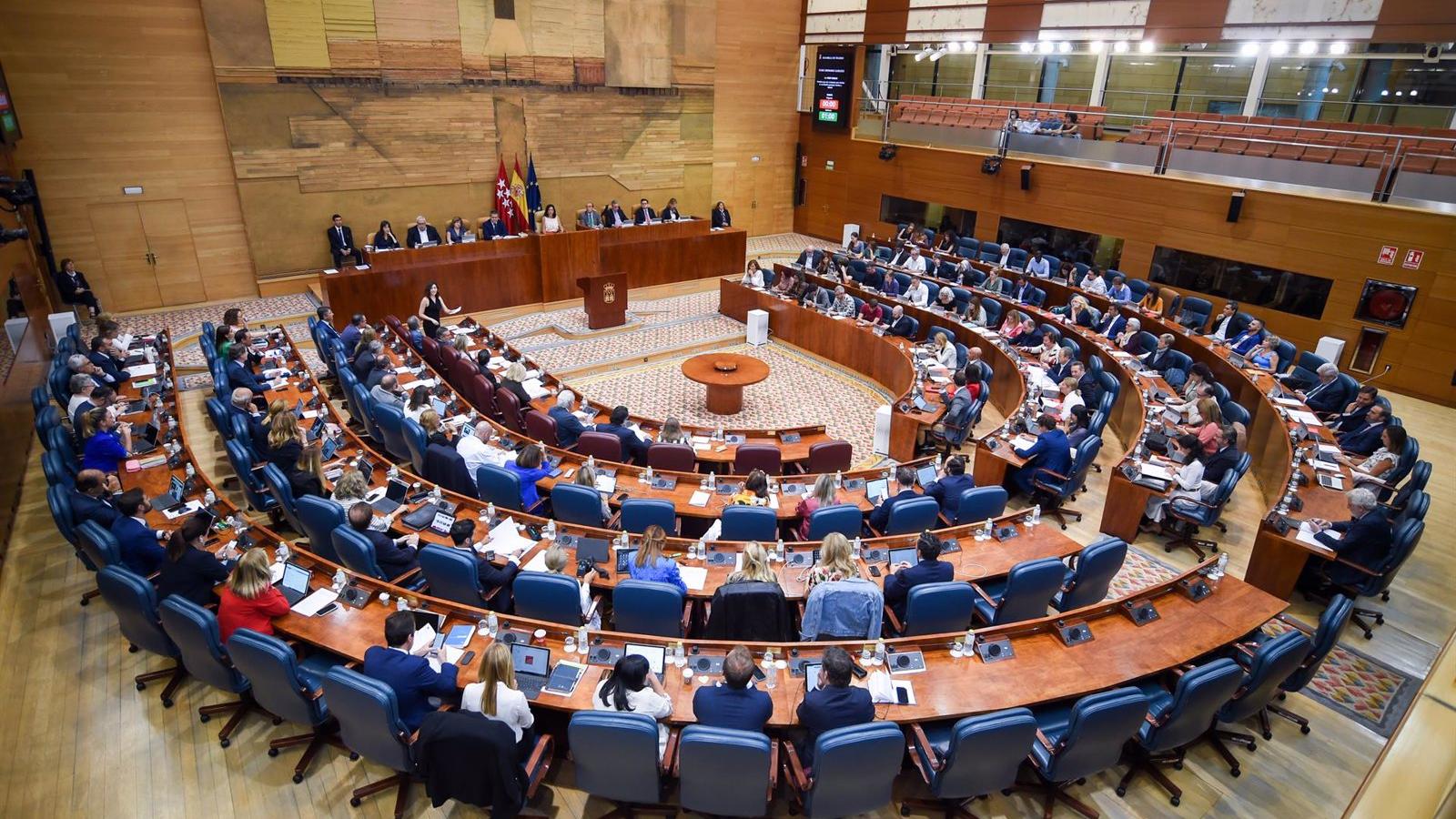 Las rebajas fiscales en materia de maternidad y natalidad del Gobierno regional continúan su tramitación en la Asamblea