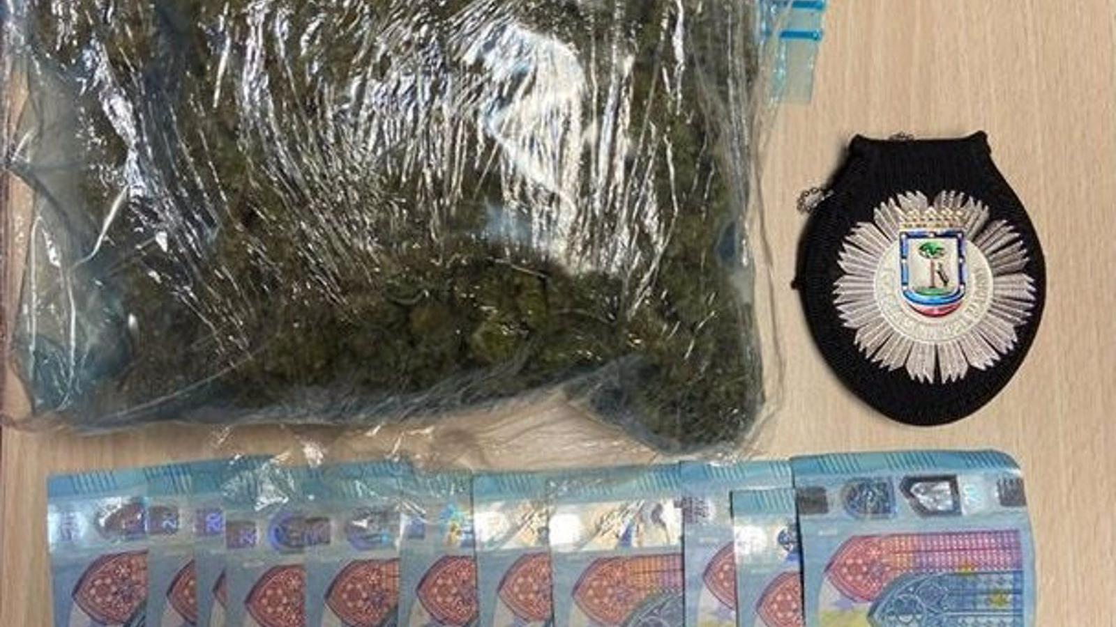 Detenido al ser sorprendido vendiendo marihuana oculta en una nevera portátil en Latina