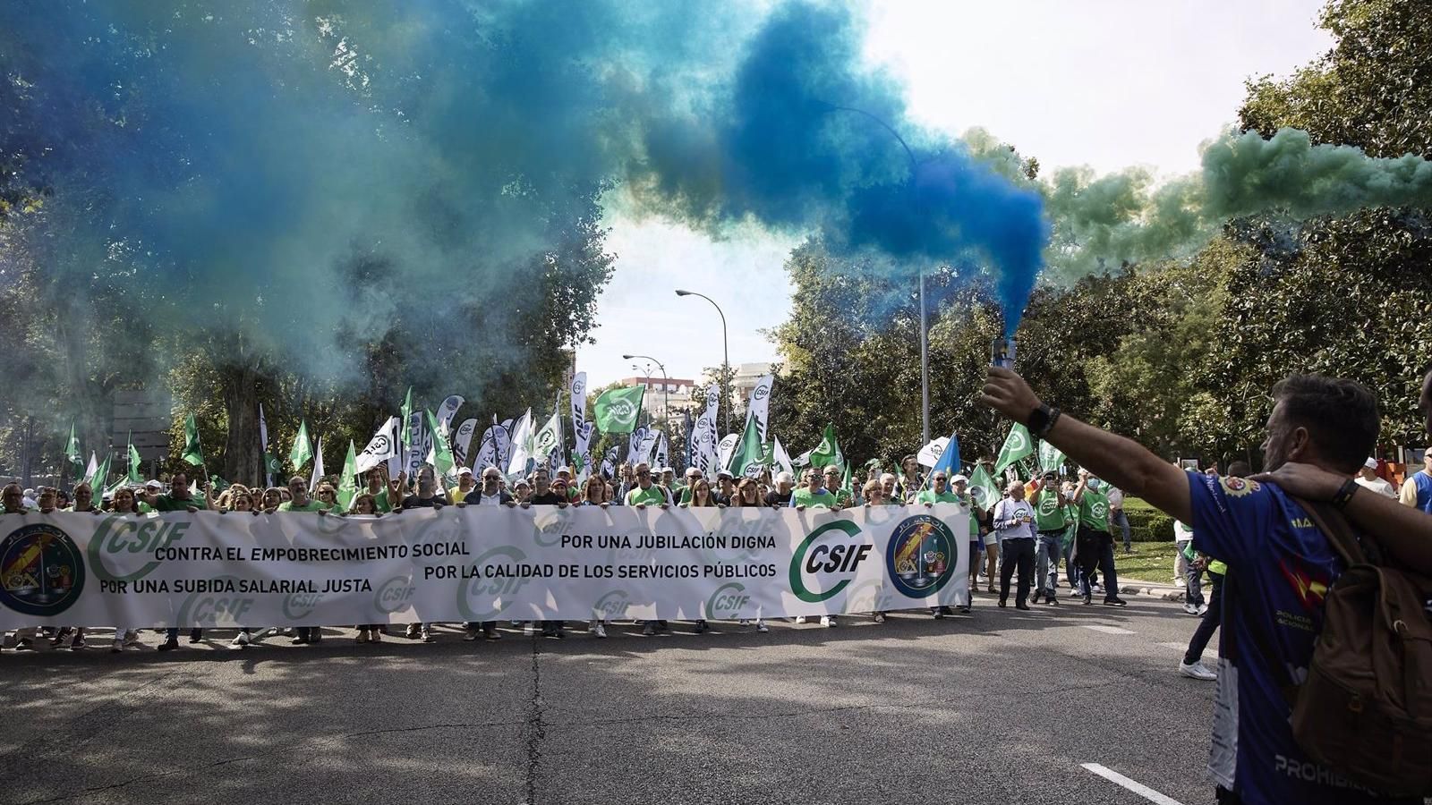 Miles de funcionarios se manifiestan en Madrid para exigir "una subida salarial justa"