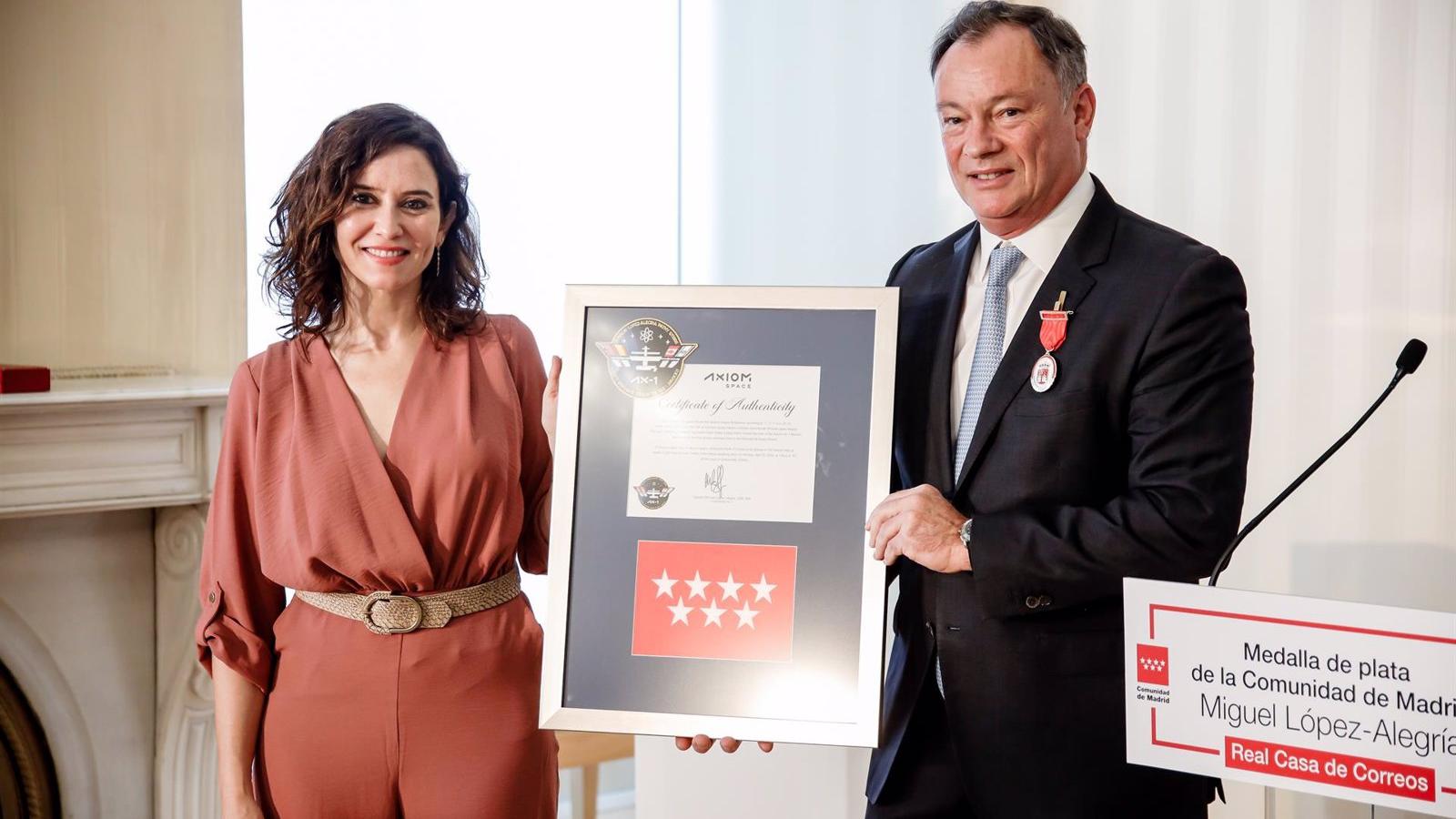Díaz Ayuso entrega la Medalla de Plata de la Comunidad al astronauta Miguel López-Alegría 