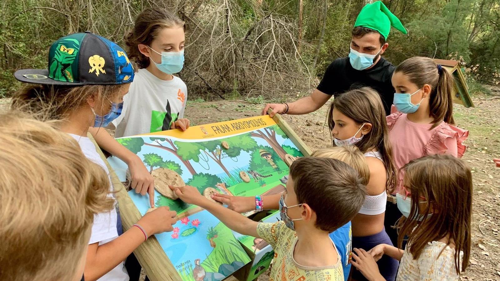 Arroyomolinos programa charlas, juegos y música para celebrar el aniversario de la Senda Mágica