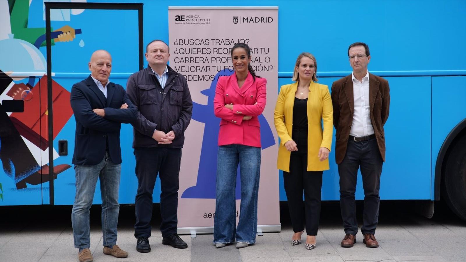 La Agencia para el Empleo de Madrid recorre la ciudad con un autobús como "herramienta para encontrar trabajo"