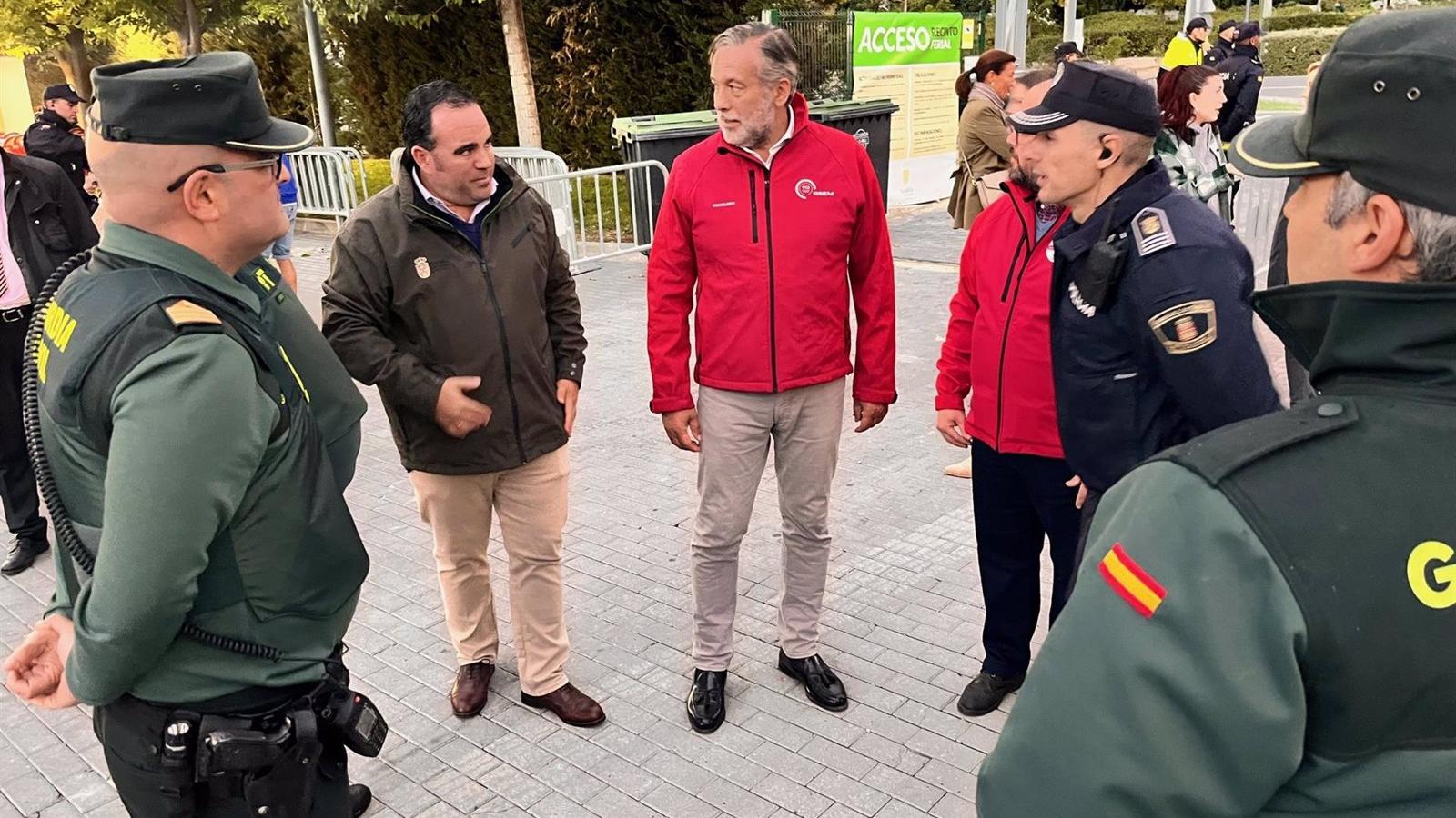 López visita Boadilla para apoyar la labor de los policías locales contra el tráfico de droga