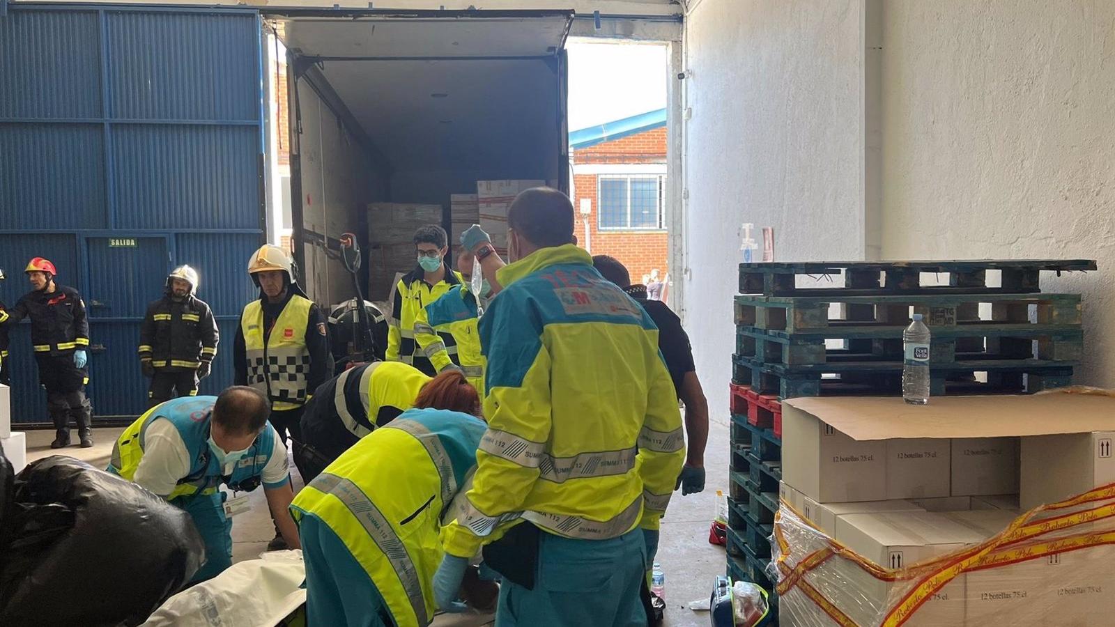  Herido grave un trabajador en Humanes al caerle encima el material que descargaba