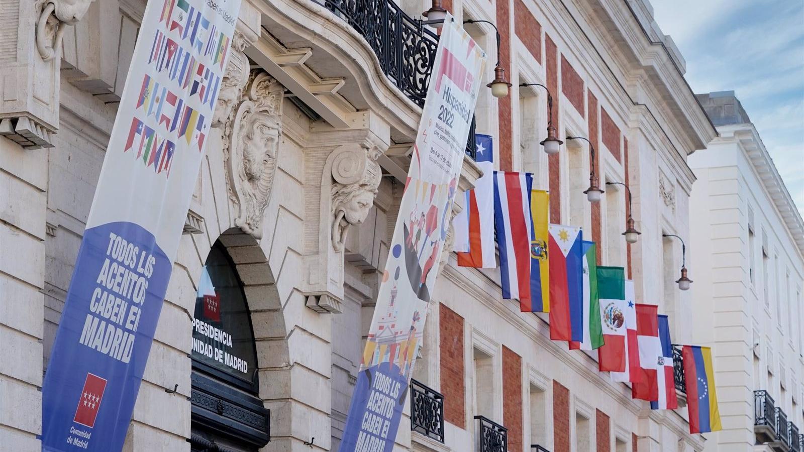 La Real Casa de Correos se engalana con las banderas de los 22 países hispanohablantes