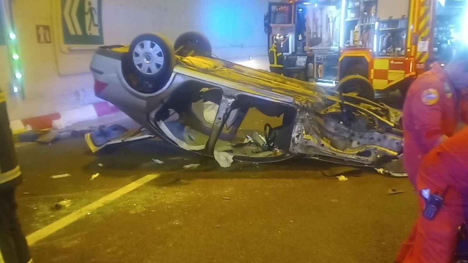  Trasladados dos ancianos al hospital tras volcar su coche y quedarse atrapados en un túnel de Somosierra