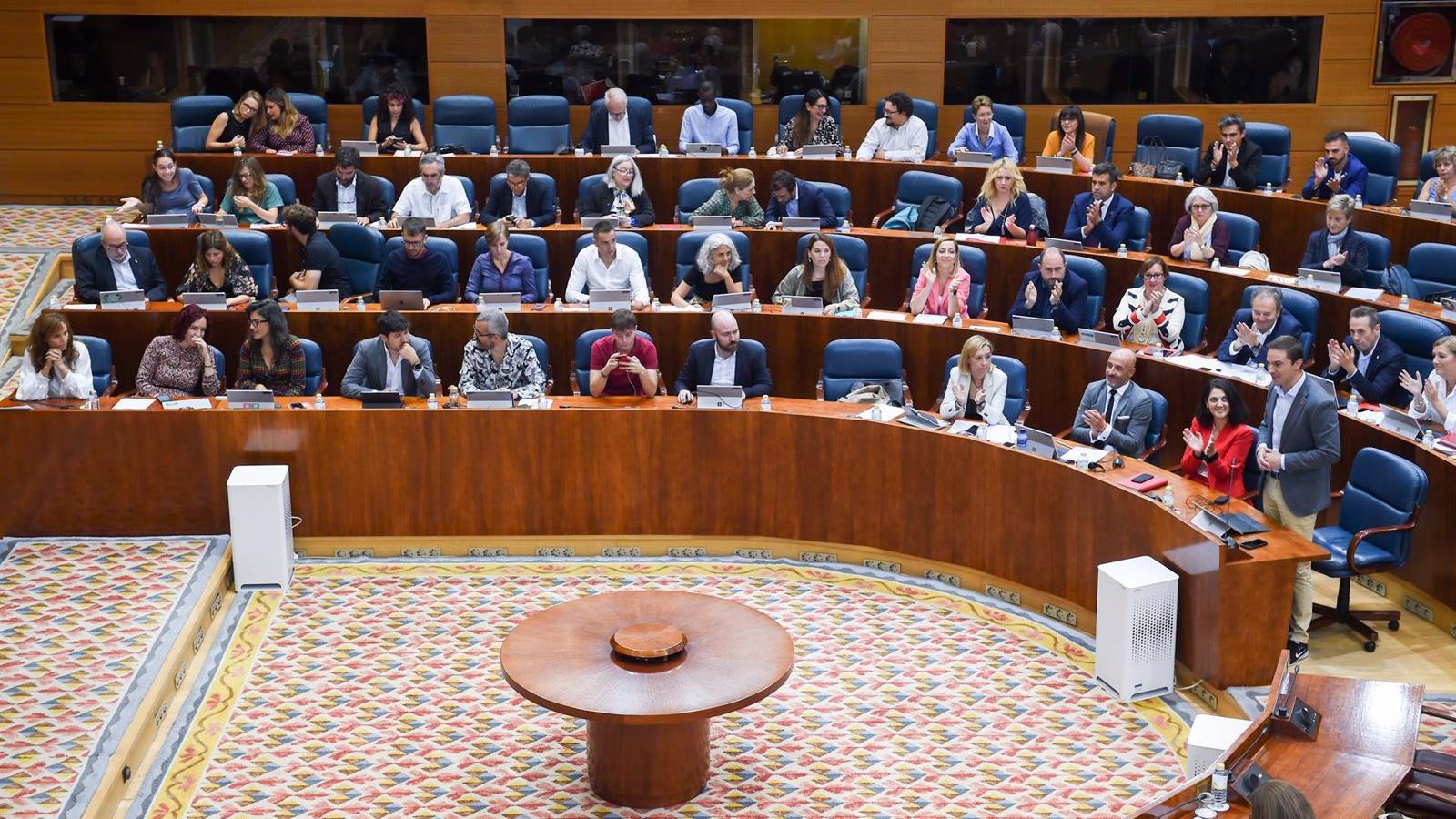 Lobato critica a Díaz Ayuso por querer "mover la silla a Feijóo" y ella le acusa de "falta de liderazgo"
