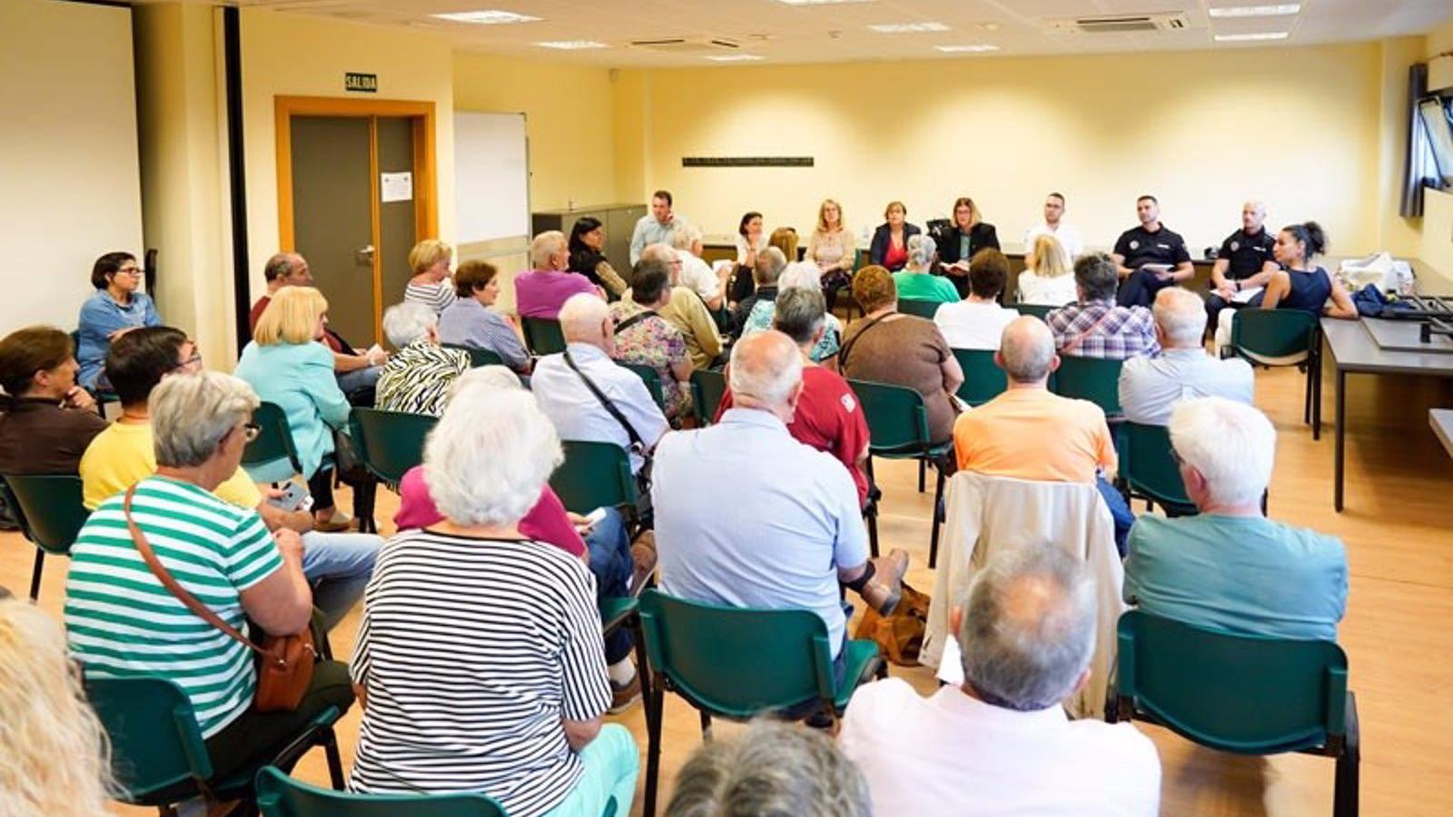 Vecinos de Los Rosales en Móstoles reclaman a la regidora mejoras en la iluminación de la vía pública