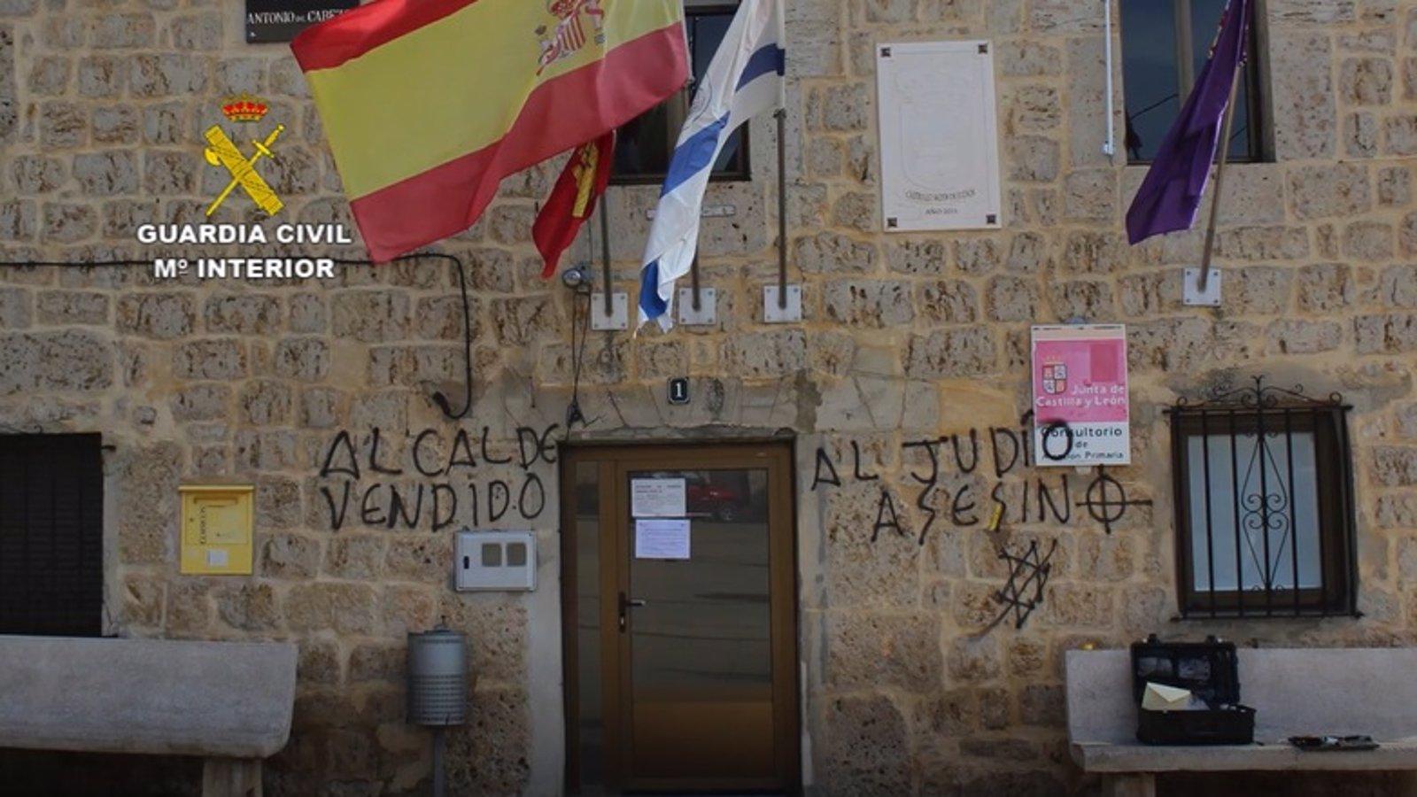 Tres detenidos por pintadas y acoso antisemita en cementerios de Madrid