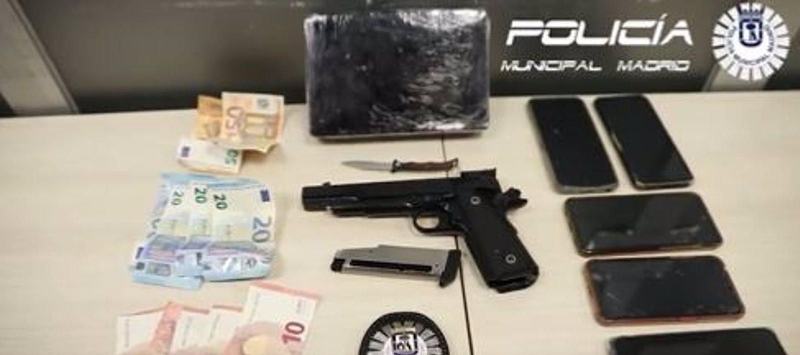 Detenidas tres personas con una pistola de aire y una navaja en un intercambio de droga en las fiestas del Pilar