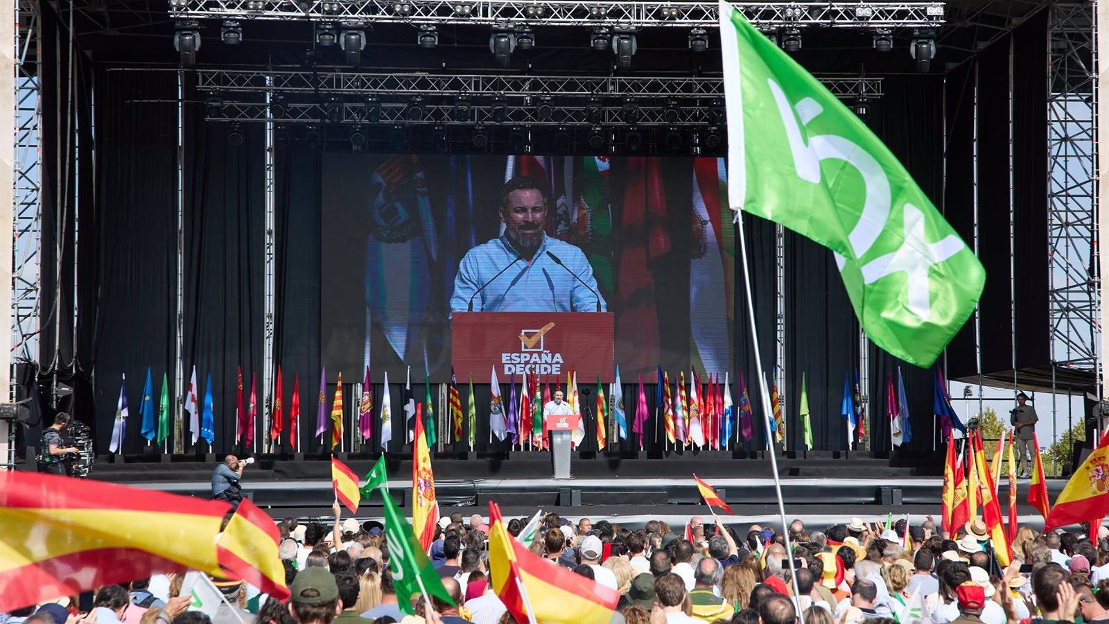 Abascal llama a sus fieles a "recuperar la democracia" rodeado por Trump, Meloni y los líderes de Polonia y Hungría