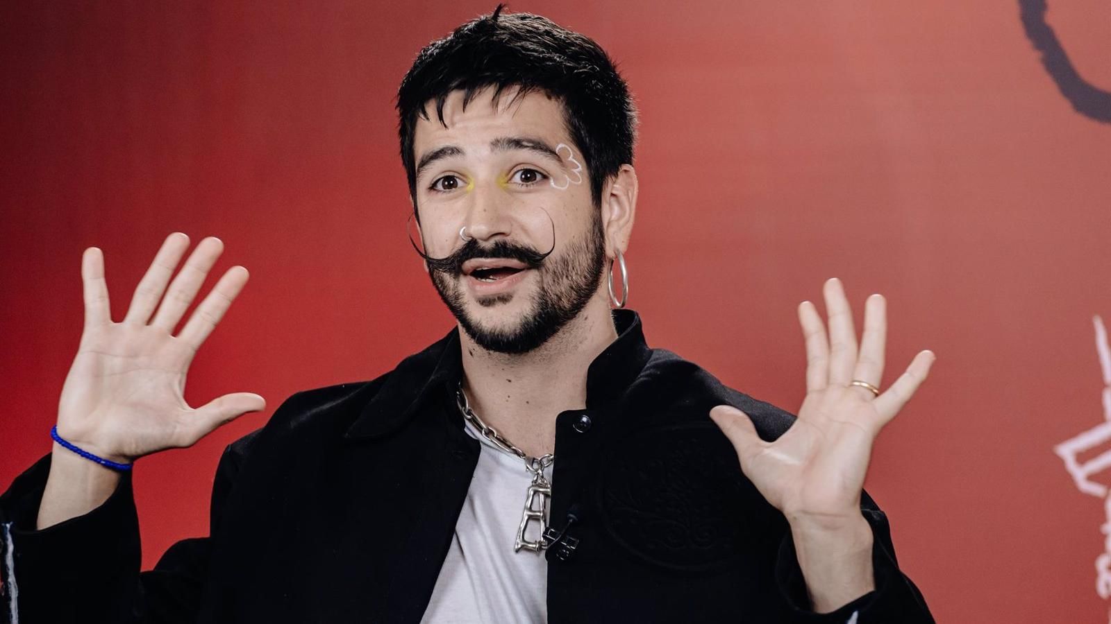 Camilo saca a bailar a los madrileños en su concierto gratuito en la Puerta de Alcalá