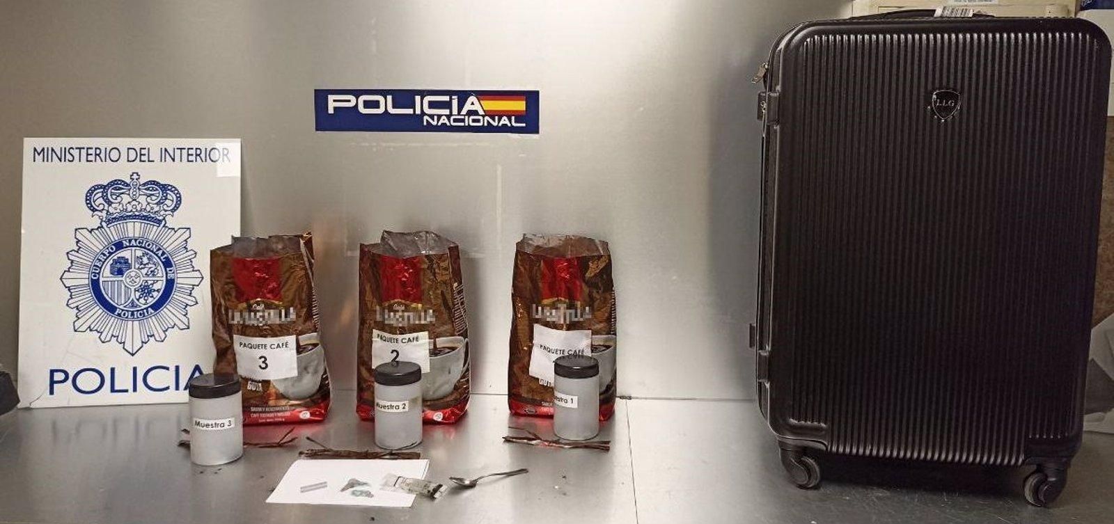  Detenidos dos pasajeros en Barajas por llevar 11 paquetes de café mezclados con cocaína en las maletas