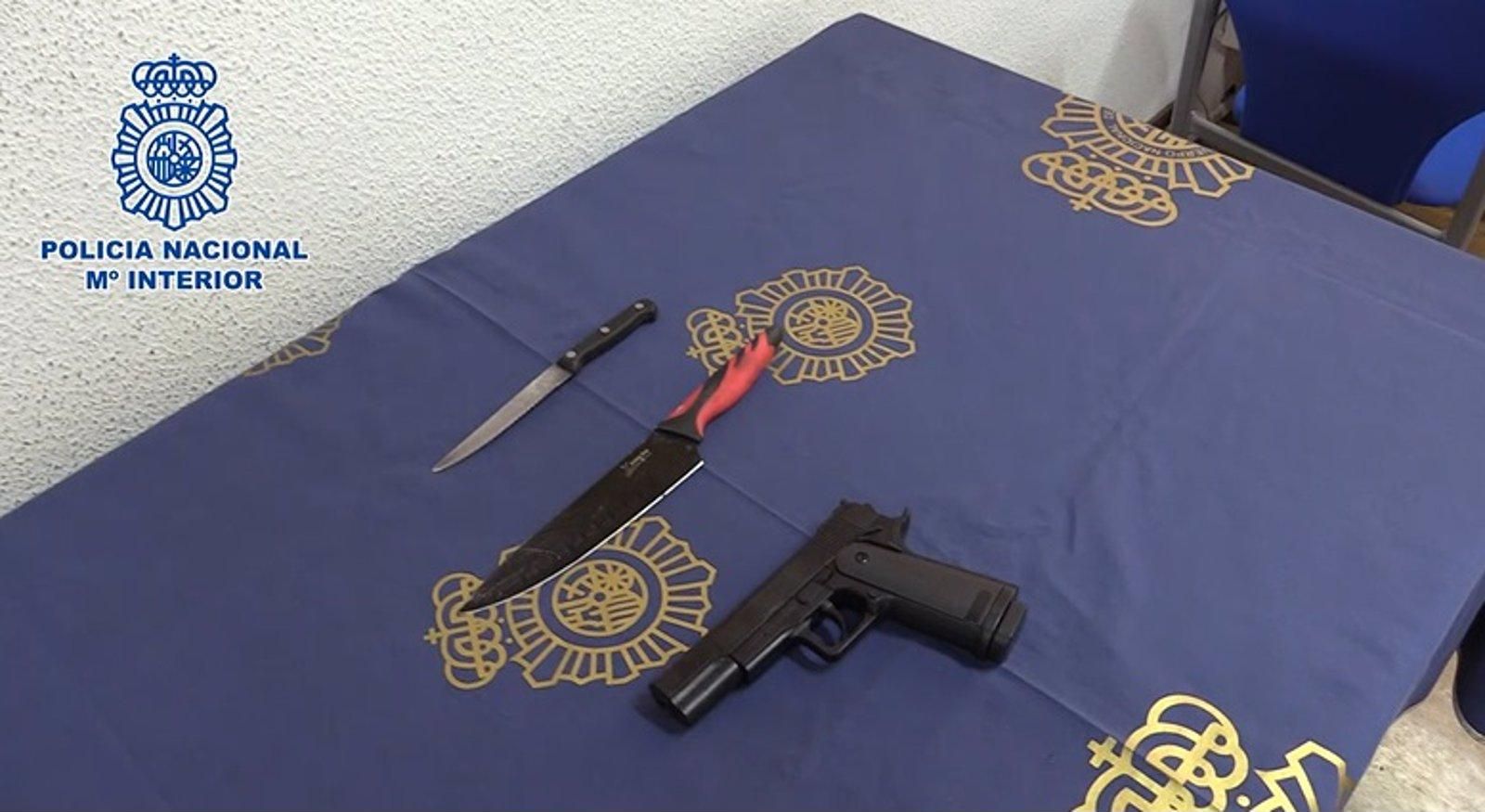 Detenidos 'in fraganti' dos hombres por atracar dos bancos con una pistola simulada y dos cuchillos