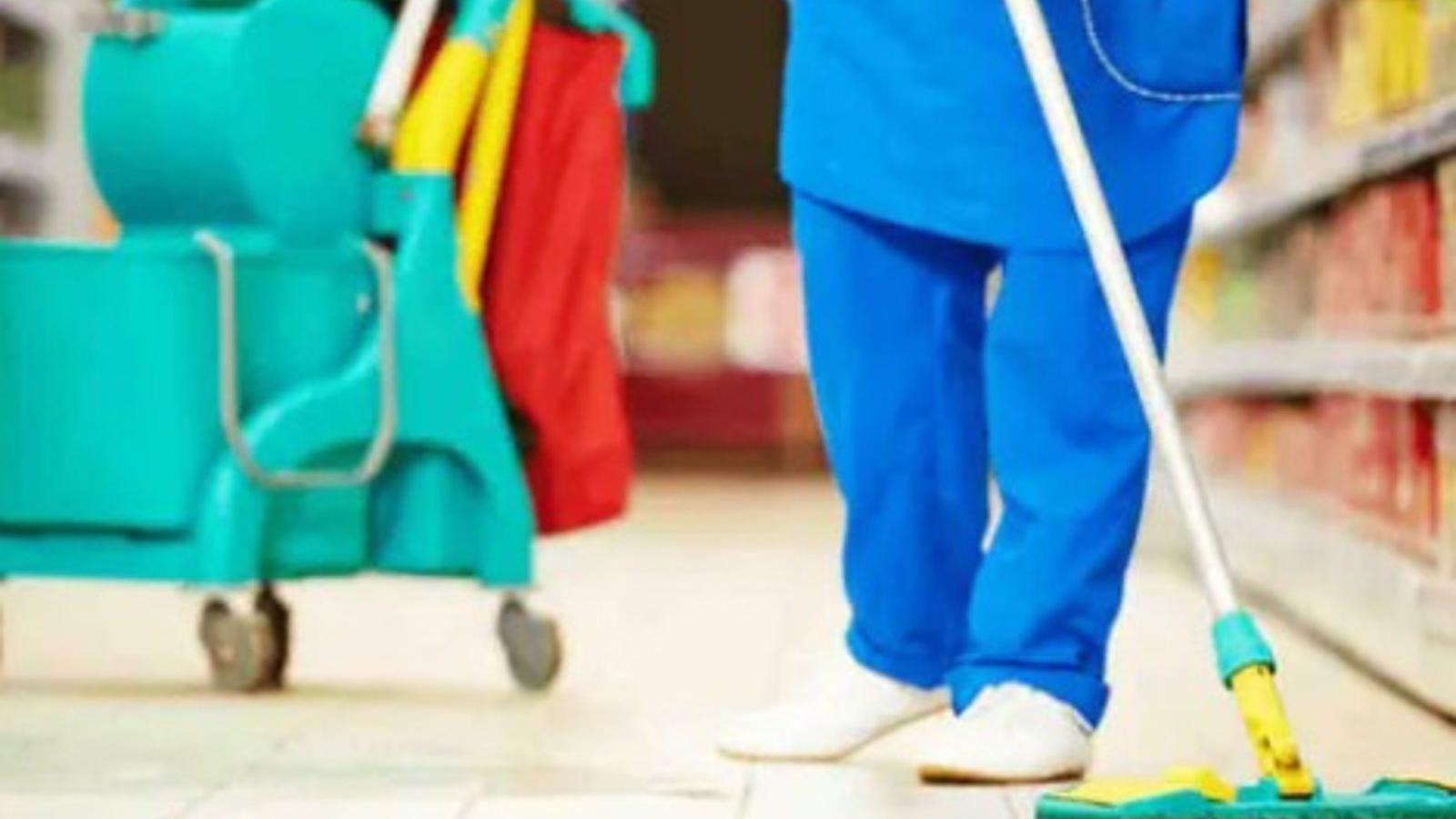 Un juez declara la incapacidad permanente total para una limpiadora que empeoró su afección lumbar por sobreesfuerzos